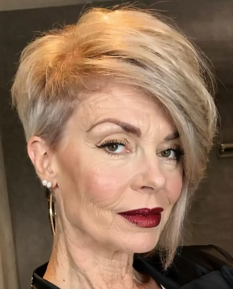 Pixie Cut Lang bei älteren Frauen mit blondem voluminösem Haar
